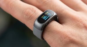 Wellue O2Ring on Finger